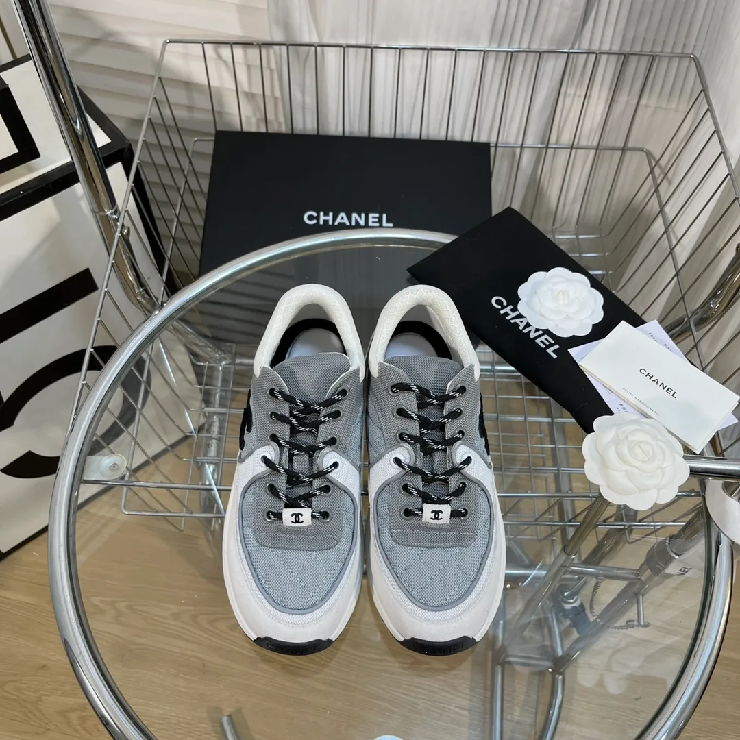 👟👟Ex-factory price 560👟👟 Chanel Chanel - 2022 counter top casual sports shoes This classic design; the upper is electro-embroidered with a variety of techniques; the outsole is fashionable and sporty; it is unusual to incorporate a variety of color matching elements... The diversified mix and match is very good-looking and versatile, casual, fashionable, sports and outdoor can be taken into account... ꫛꫀꪝ Go➫ Material: ❶Upper is made of: Original imported high mercerized smooth cow suede + electric embroidery technology + imported breathable mesh ❷Inner use: original imported breathable mesh ❸Outsole based on: original TPU combination outsole Counter boutique packaging complete set for women 35–42 men 38–46